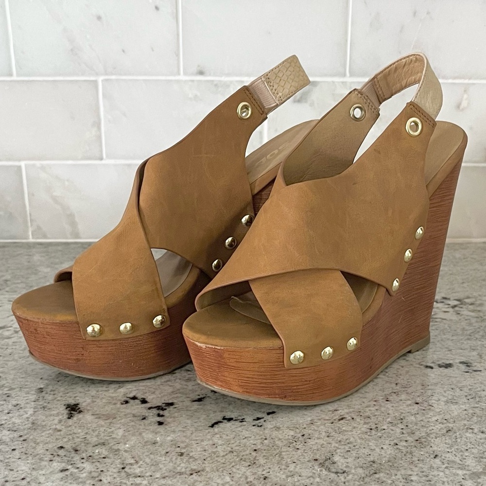 Soda extra chunky platform wedge tan leather with gold hardware 6”